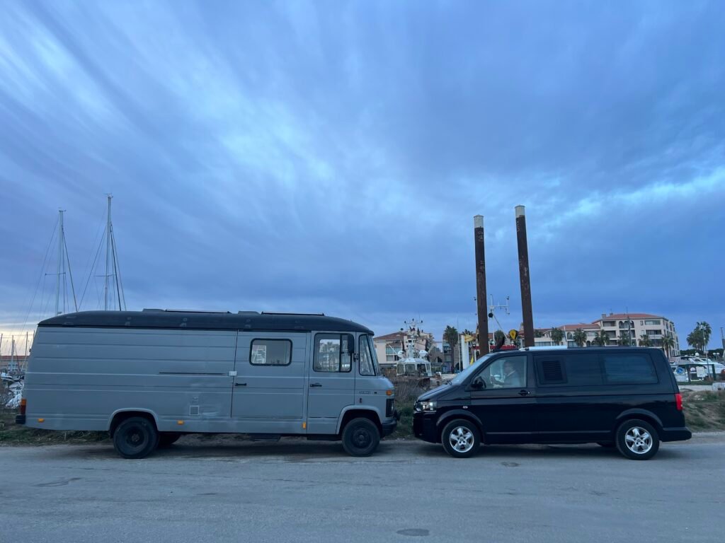 Rencontre en notre VW T5 et notre Mercedes 508D, deux époques et deux vies