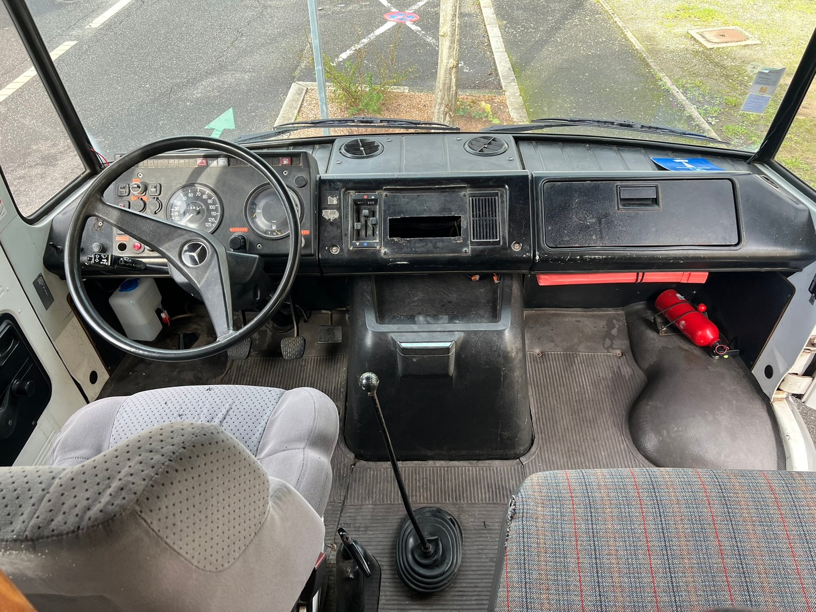 Cabine et tableau de bord du Mercedes 508D avant restauration