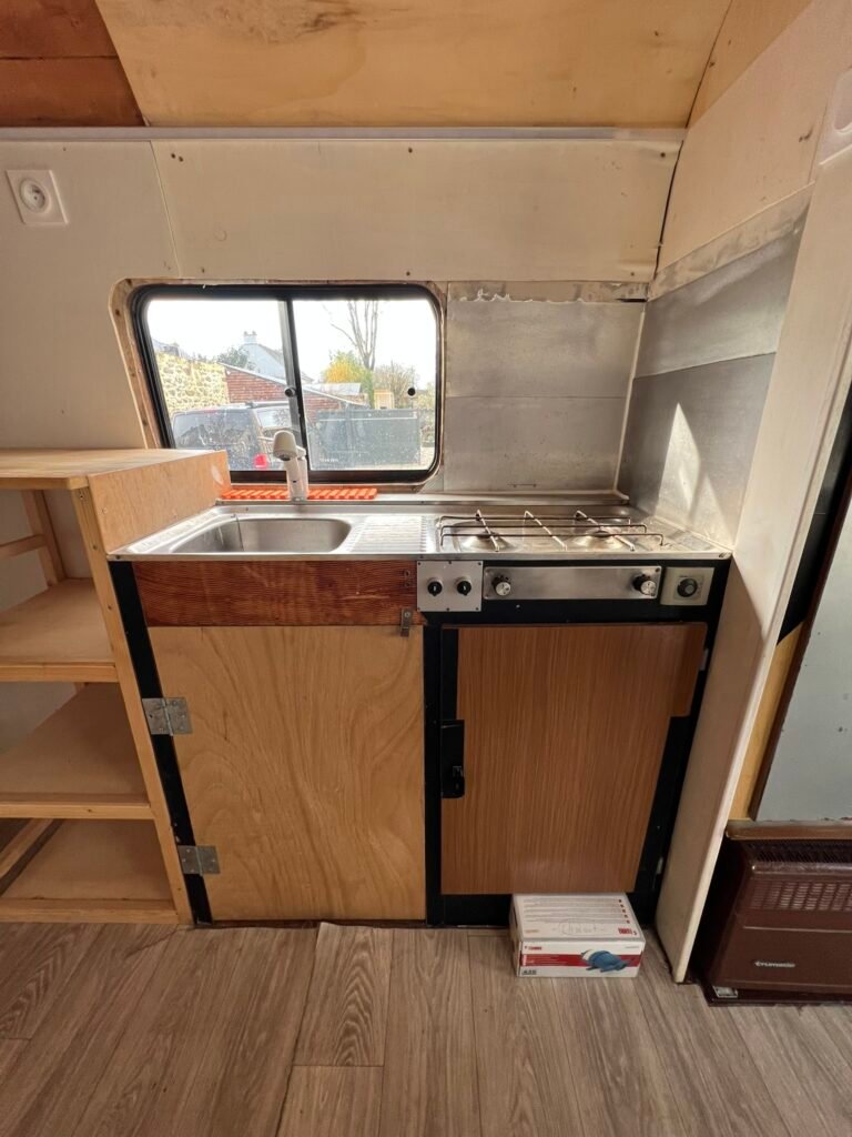 Cuisine du Mercedes 508D à restaurer