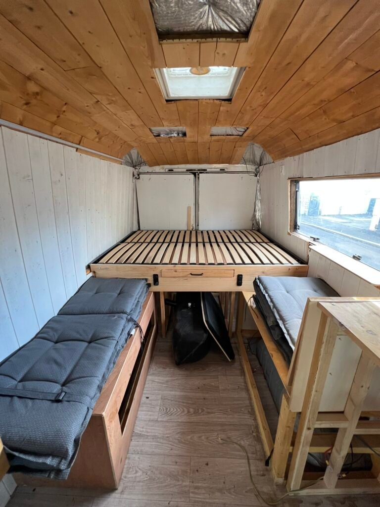 Grand espace de vie à aménager dans notre Mercedes 508D de 1984