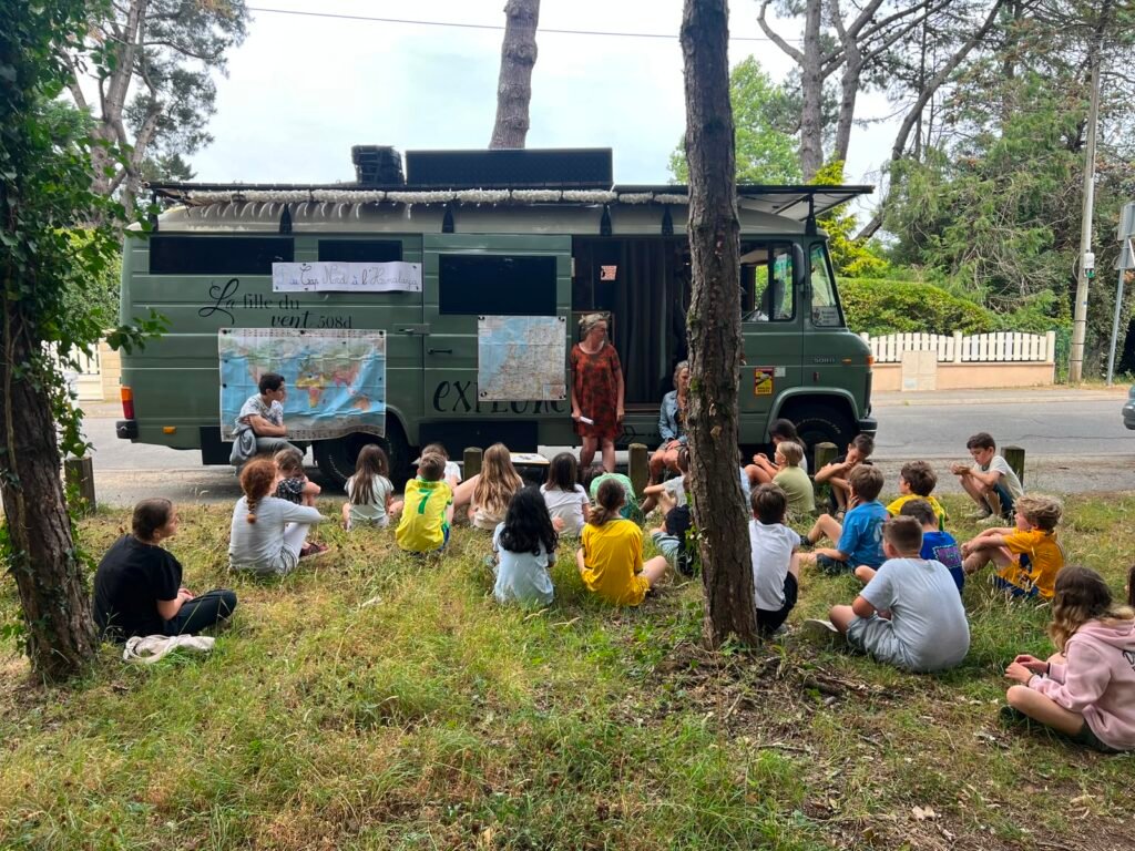 Classe participant à une intervention Classe Nomade devant le camion d'expédition Merco Polo