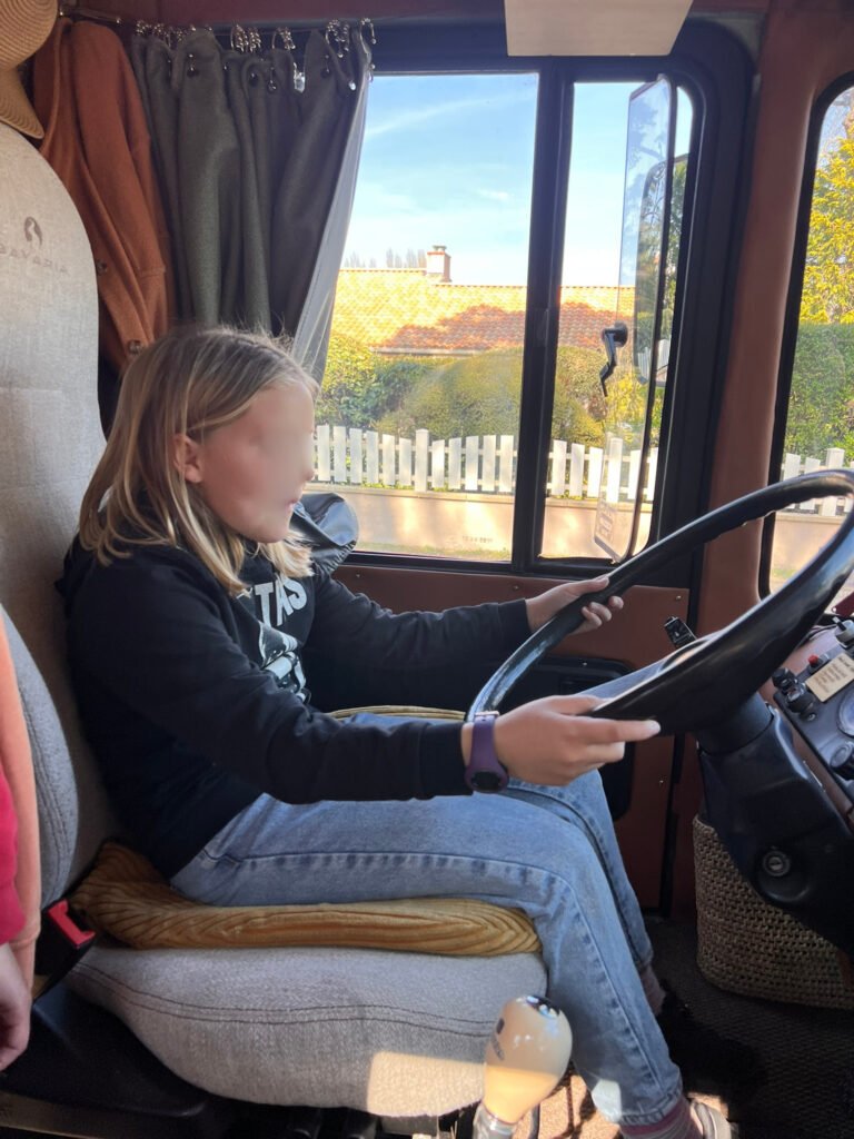 Elève au volant de Merco Polo lors d'une intervention Classe Nomade (visage flouté)