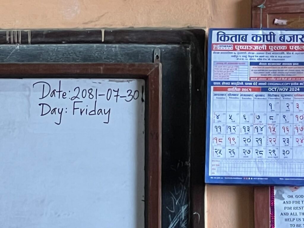 Tableau d'une école népalaise utilisé comme support pédagogique dans Classe Nomade