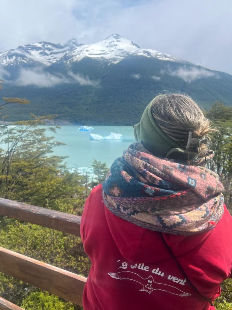 La Fille du Vent contemplant le glacier Perito Moreno en Patagonie.