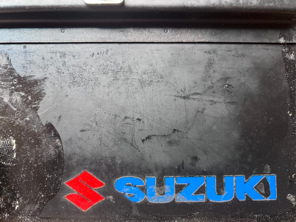 Logo SUZUKI encore présent dans la boîte à gantsdu Mercedes 508D